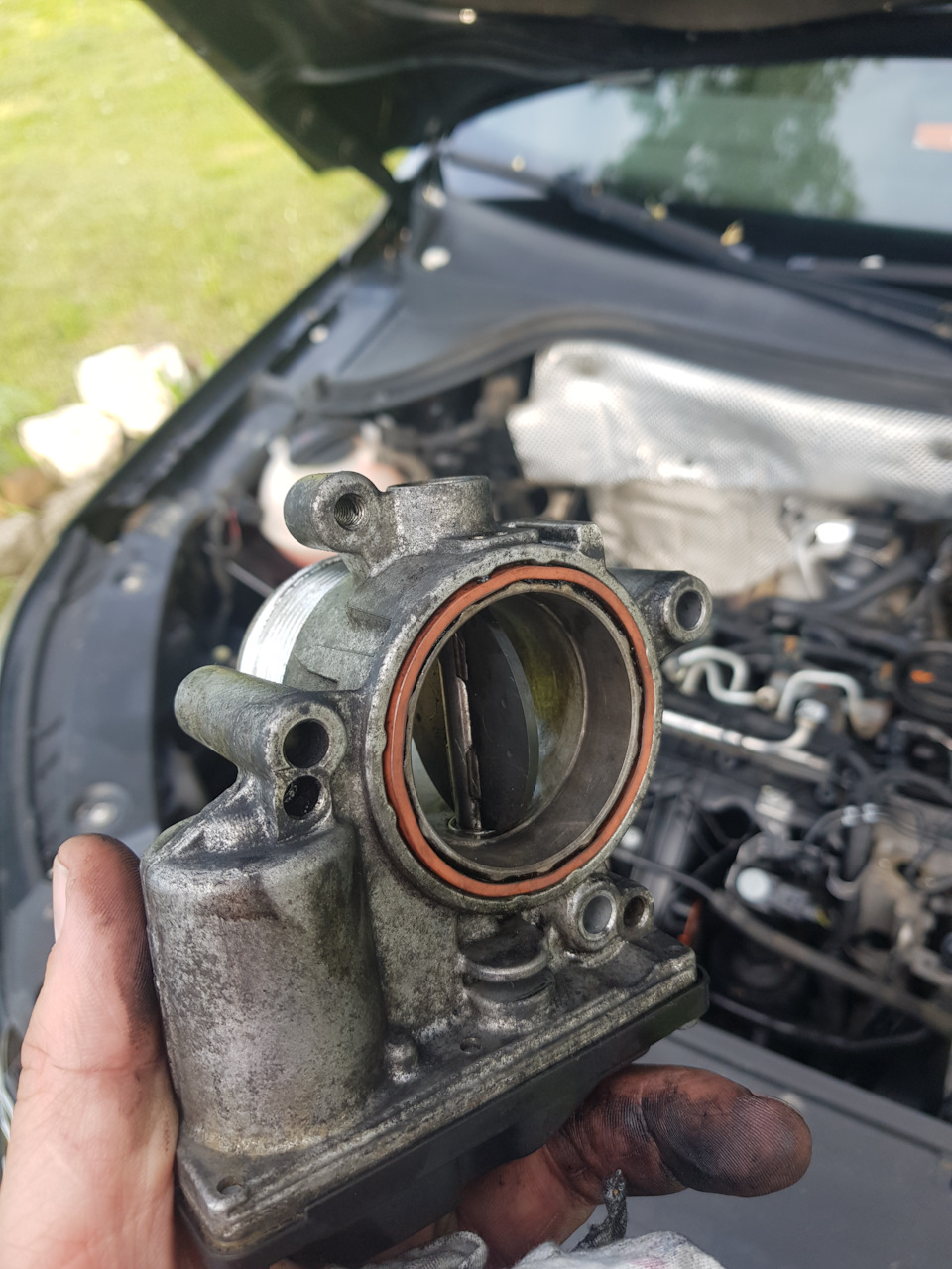 Чистка воздушной заслонки — Volkswagen Tiguan (1G), 2 л, 2012 года ...