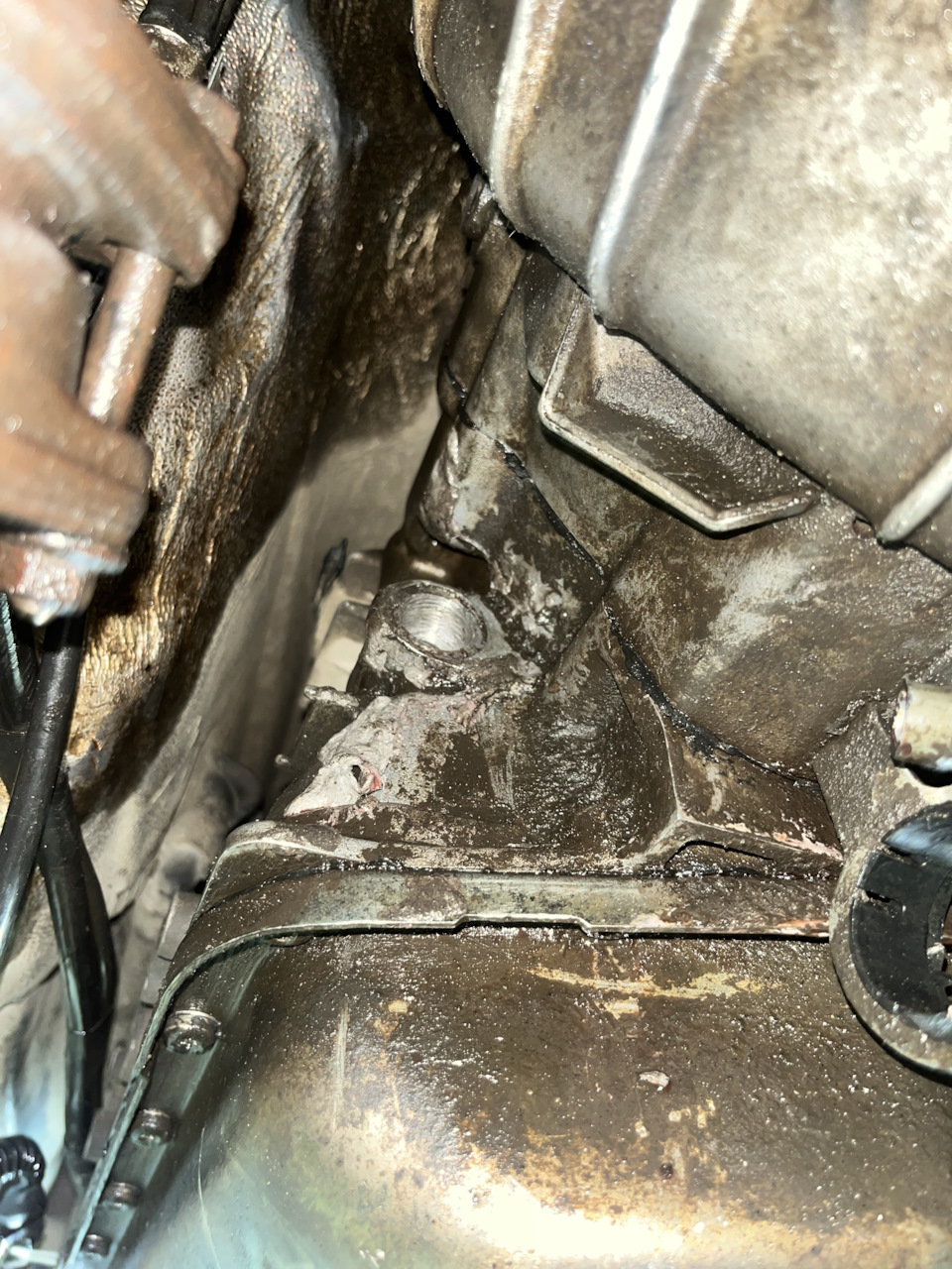 Сорвало резьбу под трубку высокого давления — BMW 7 series (E38), 4 л ...