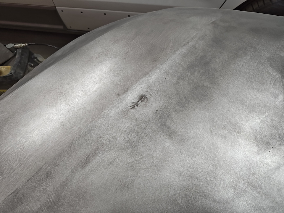 место пробоины которое уже выстучали — Mitsubishi L200 (5G)