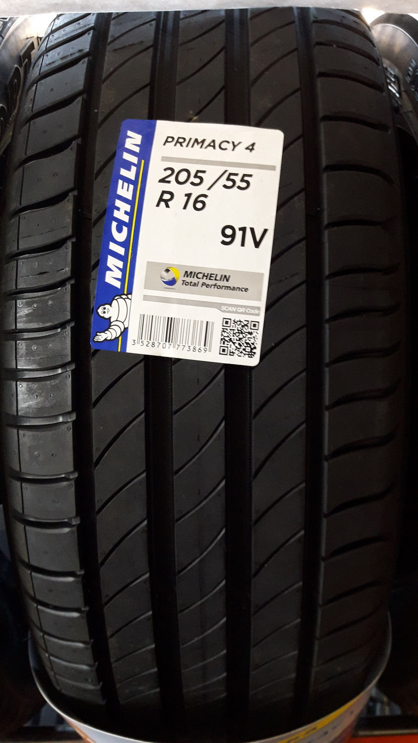 Фото в бортжурнале Peugeot 2008 (1G). Запчасти на фото: Michelin Primacy 4 205/55R16