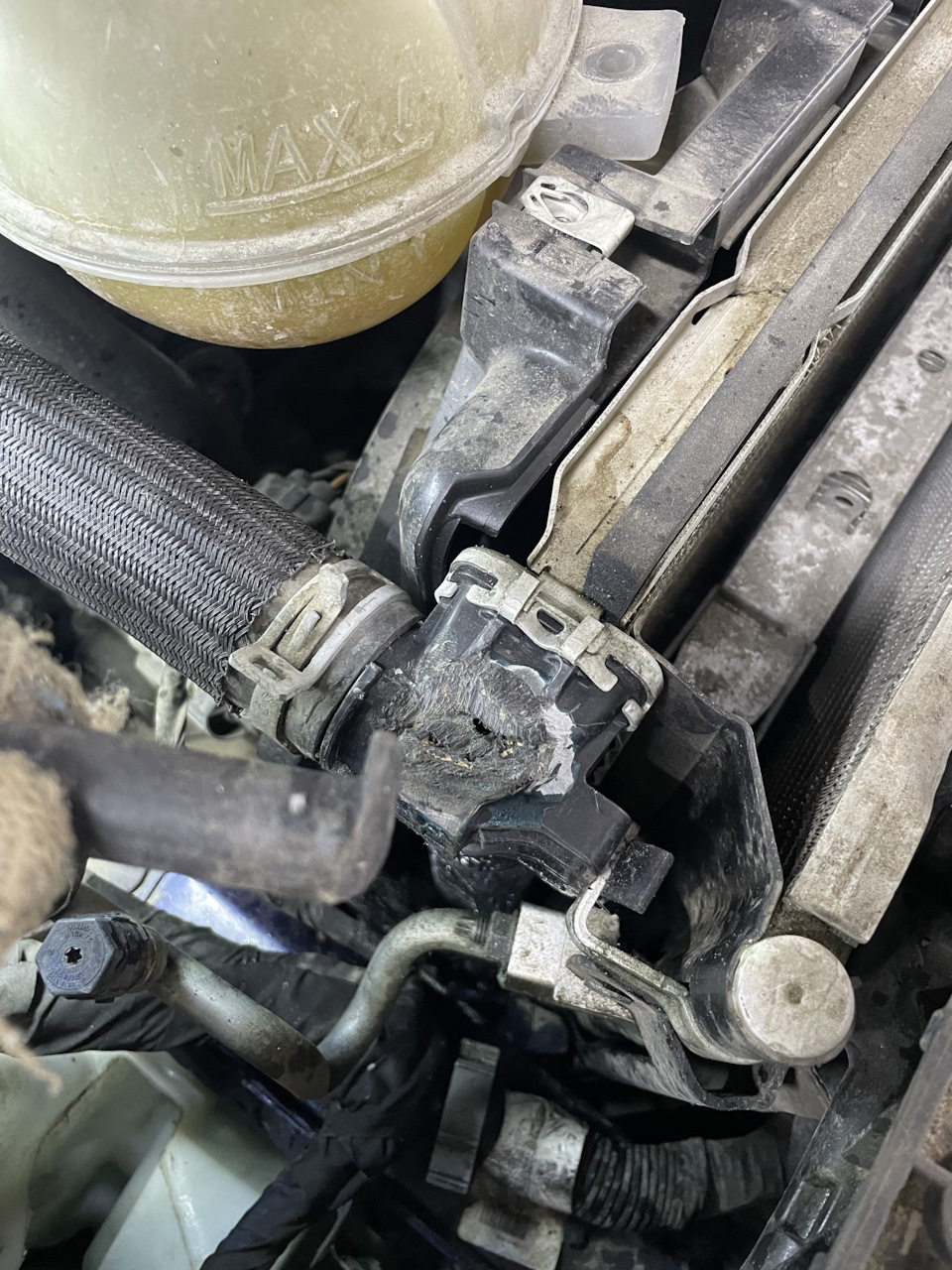 Течет радиатор охлаждения — Ford Mustang (6G), 2,3 л., 2018 года ...