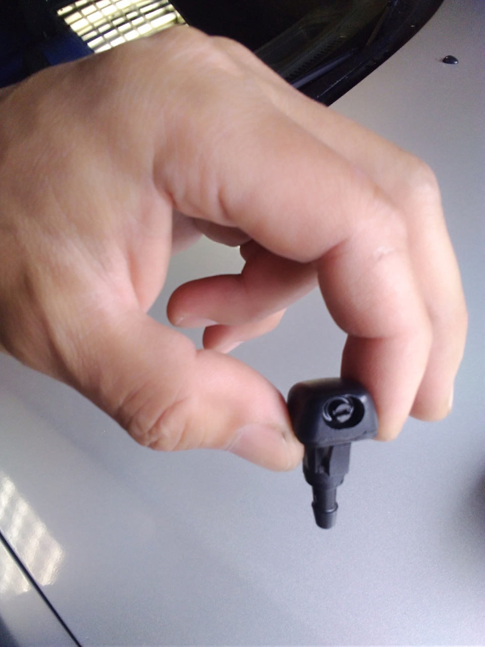 Установил веерную форсунку омывателя лобового стекла — Nissan AD (Y11 ...