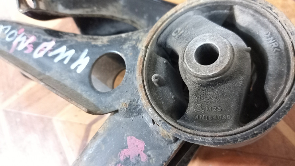 Подушка двигателя нижняя задняя 4wd Ланцер 10 аутлендер XL и ASX на ...