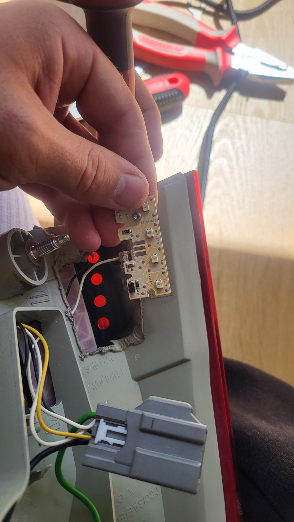 Ремонт диодов задней фары — Volvo XC70 III, 2,4 л, 2012 года | своими ...