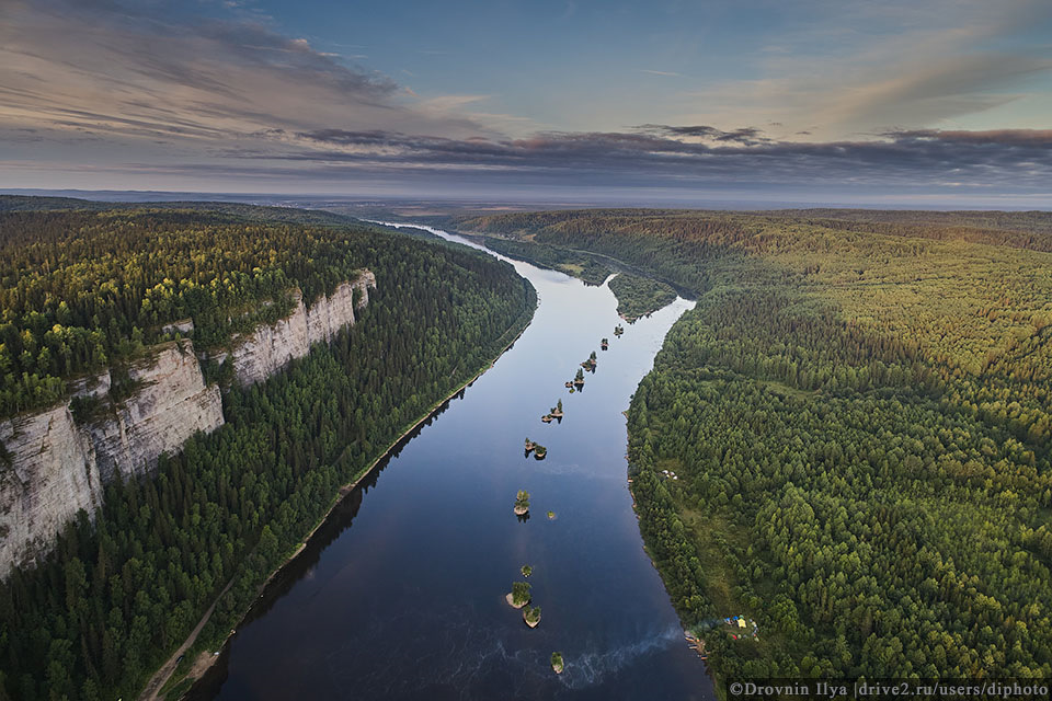 Фото с горы реки посередине остров в России.