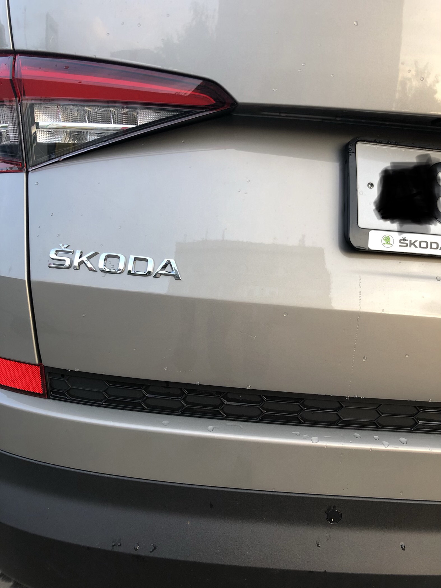 крышка багажника шкода кодиак. шкода кодиак 2022 спойлер. накладка отражатель в стиле rs (milotec, 95509) skoda kodiaq (2016-2020). спойлер спортлайн на кодиак. полка крышки багажника ауди q3.