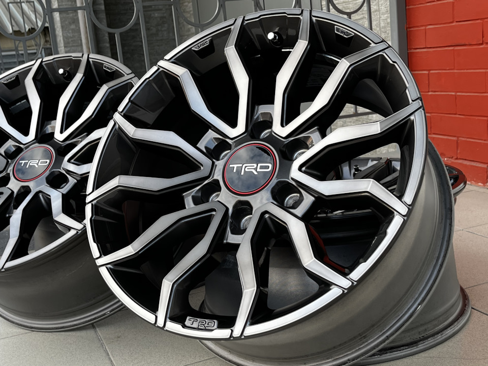 Литые диски Тойота TRD 8Jx18 ET25 6x139,7 на Toyota Fortuner (2G ...