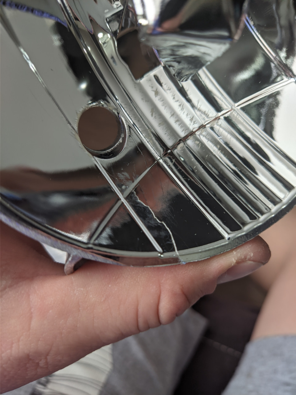 Отражатель дальнего начал трескаться — Geely MK