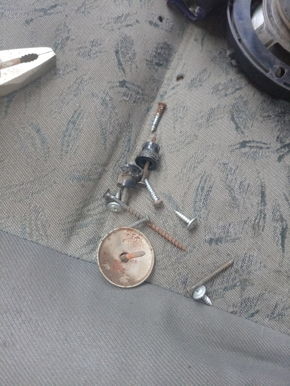 Это то на чем держится обшивка водительской двери — Lada 2120 Надежда