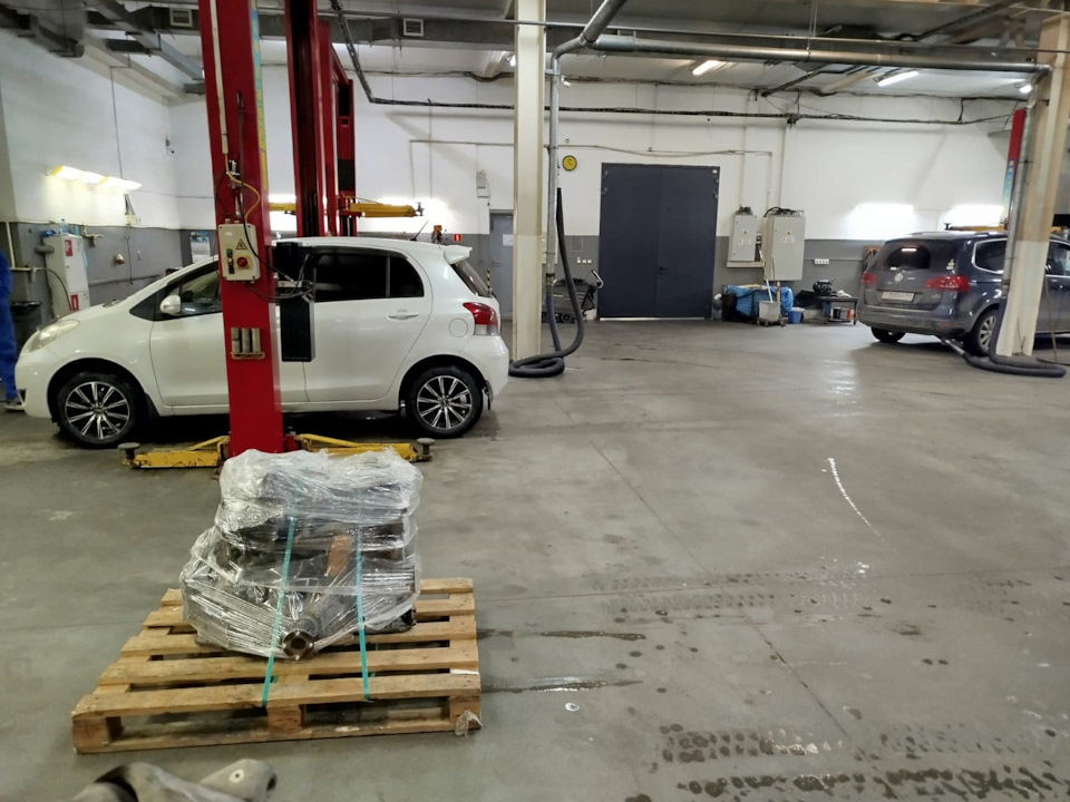 Фото 9. Новый упакованный красавчик, пламенный мотор вместе с моим легендарным Toyota Vitz, Киндер сюрприз для взрослых!😂😂 Сейчас будем проверять что же там внутри!🤩 Фото перед установкой. — Toyota Vitz (90)