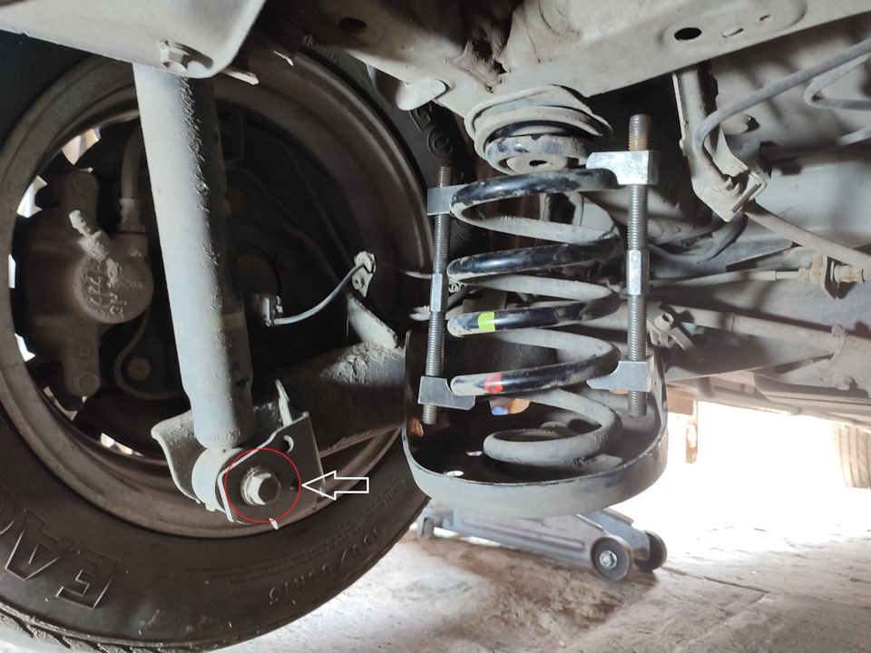 Установка проставок 2 см на заднюю ось — Toyota Voxy (3G), 1,8 л, 2014 ...