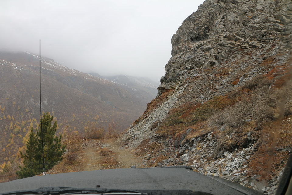 Дорога вниз. По серпантину. Край дороги ничем не огражден. Хорошо хоть снега нет, а то бы совсем тоскливо спускаться- как по трассе бобслея — Toyota Land Cruiser 80