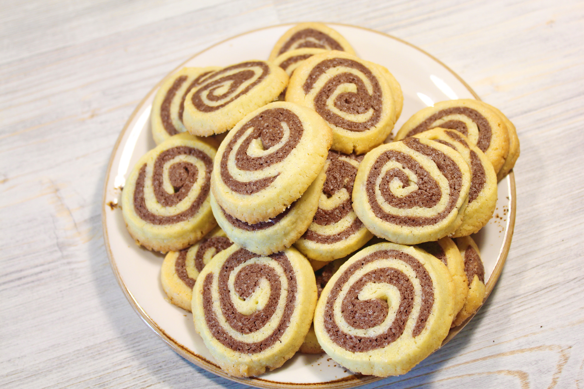Самый простой рецепт вкусного печенья. Печенье. Печенье «песочное». Красивое печенье. Шоколадно-ванильное печенье.