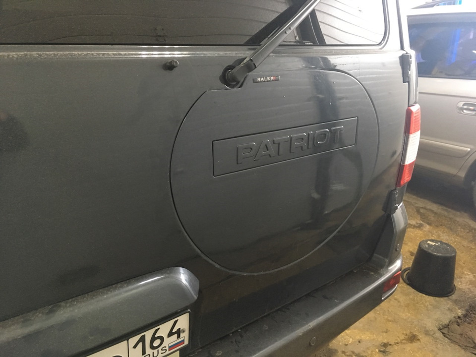 Запаски живут в багажнике - УАЗ Patriot, 2,7 л, 2006 года тюнинг DRIVE2