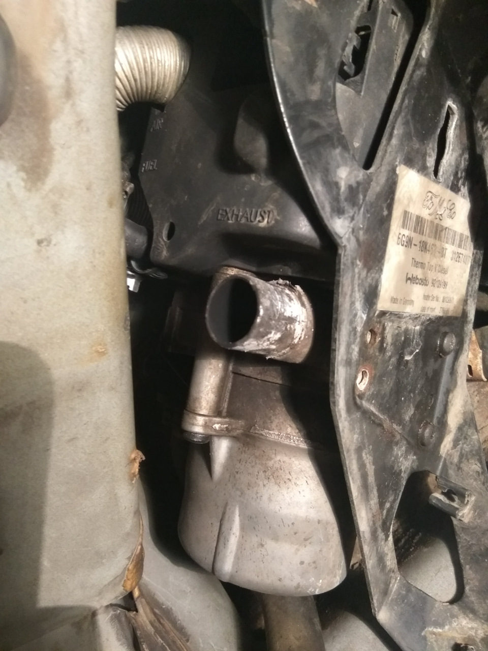 Вот видим все почерневшее, значит тут сифонило + остатки от герметика с прошлого раза — Volvo XC70 III