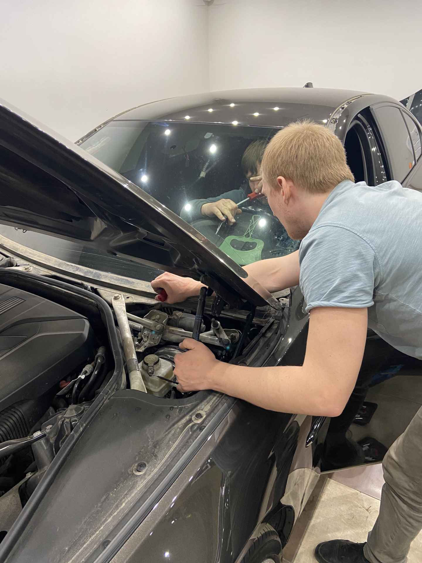 Замена лобового стекла — BMW 5 series (F10), 2 л, 2014 года | своими ...