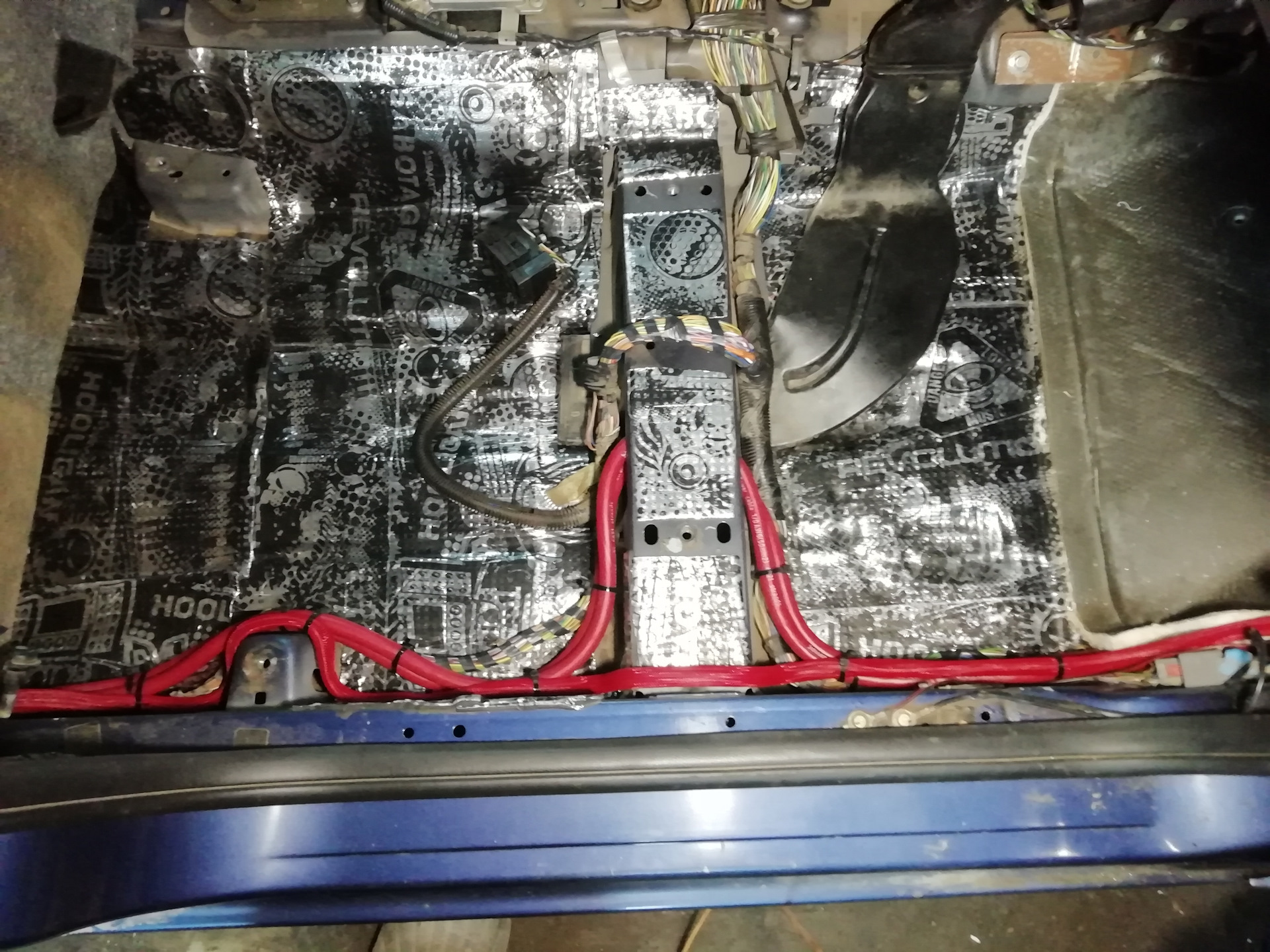 Протяжка силового и акустических проводов — Ford Focus II Hatchback, 1 ...