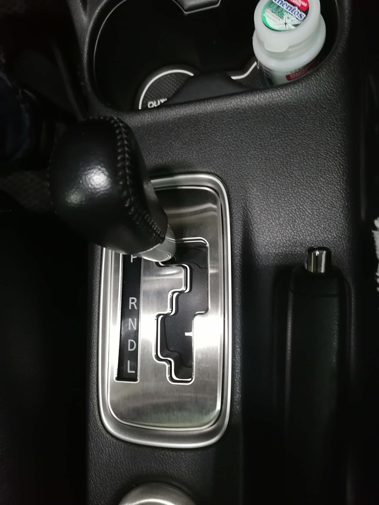 Мицубиси аутлендер акпп. Рычаг переключения вариатор Митсубиси Аутлендер 3. Рычаг переключения для Mitsubishi Outlander 2014 года. Накладка на АКПП Аутлендер 3. Панели переключения передач Аутлендер 3.