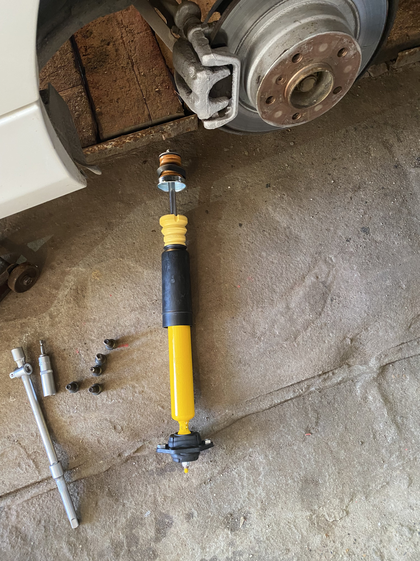 Замена задних амортизаторов — BMW 1 series (E81/E87), 2 л, 2010 года ...