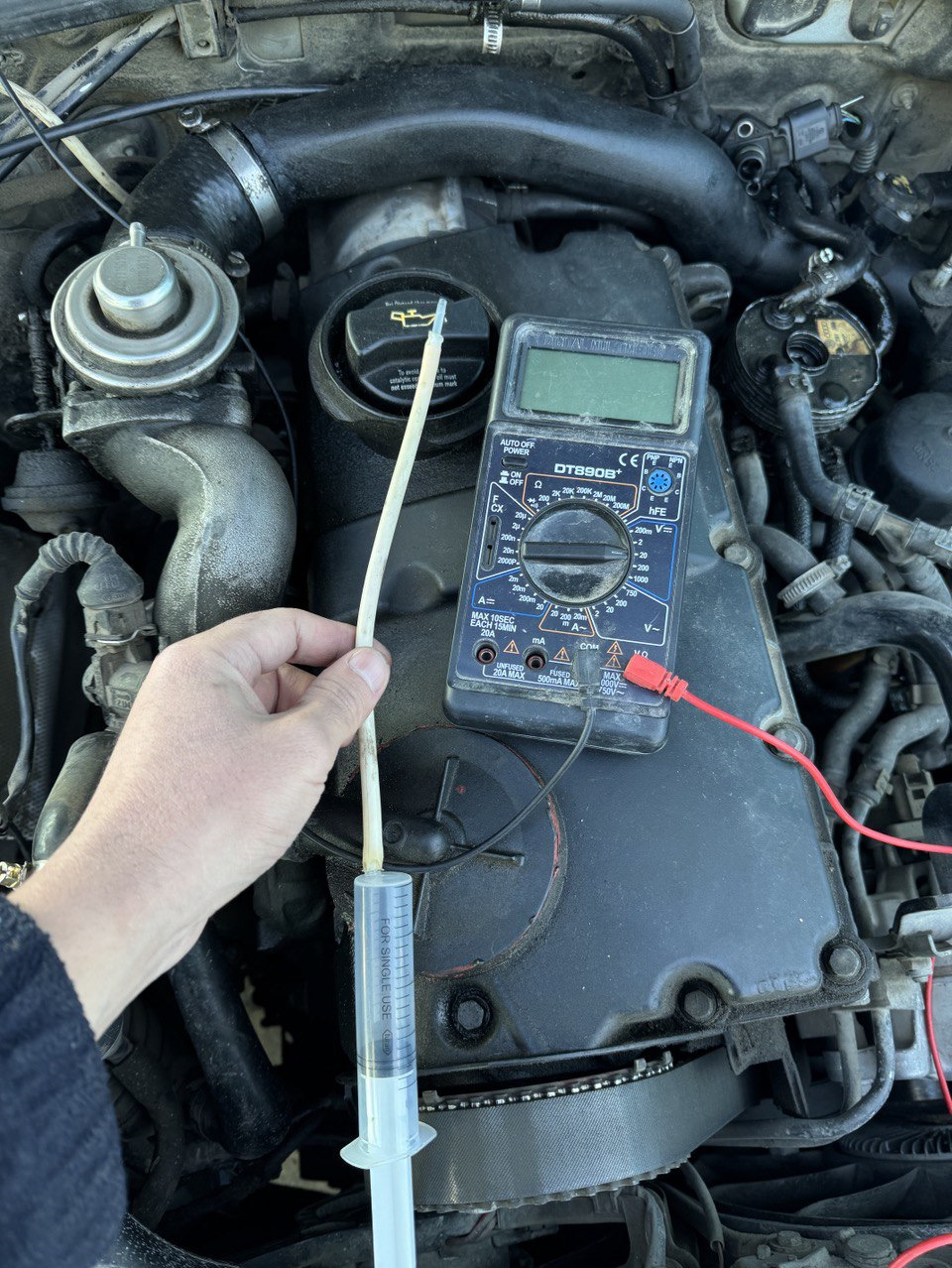 Шприц 20 кубиков втыкаем в датчик — Volkswagen Passat B5