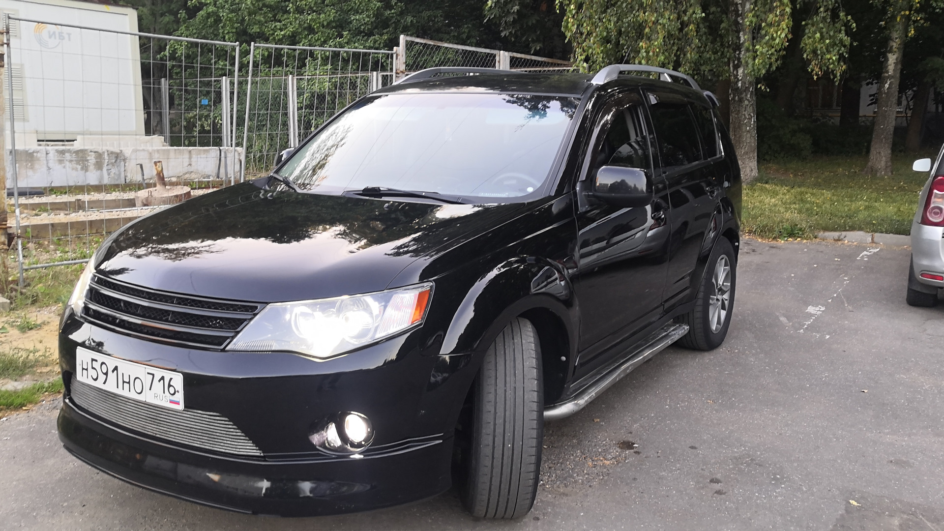 Xl отзывы. Митсубиси Аутлендер 2008г. Мицубиси Аутлендер XL 2014. Mitsubishi Outlander зеленый. Mitsubishi Outlander XL 4120a181.