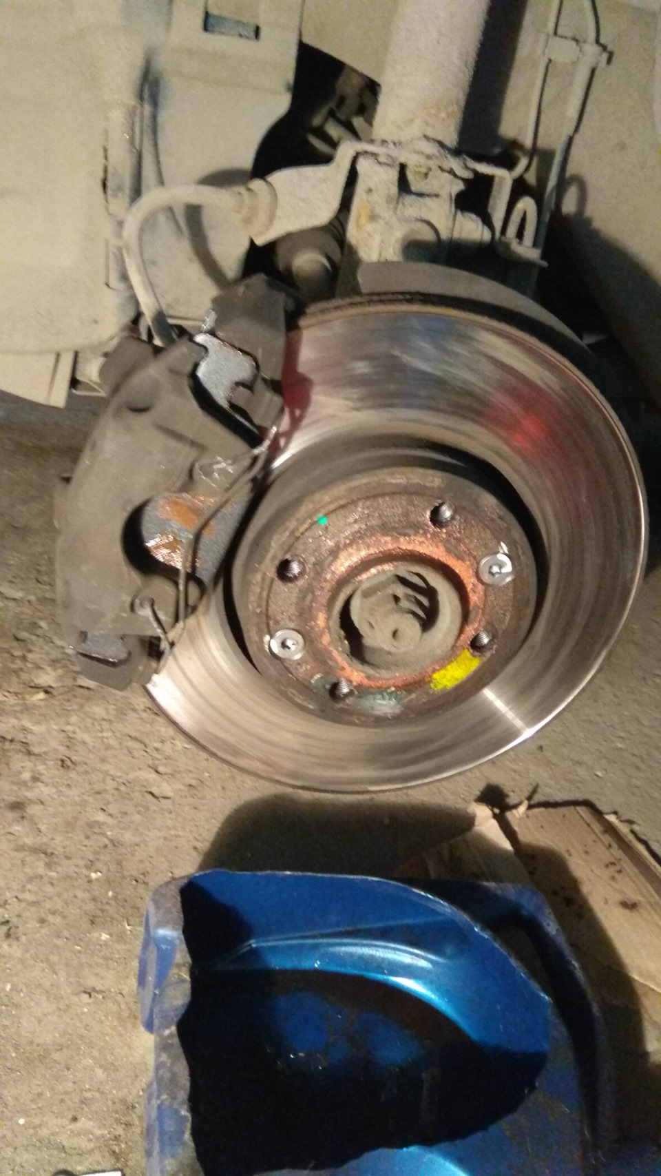 Передние тормоза рено сандеро. Суппорт рено сандеро степвей. Замена передних колодок рено сандеро степвей 2. Задняя колодка. Замена колодок на рено степвей.