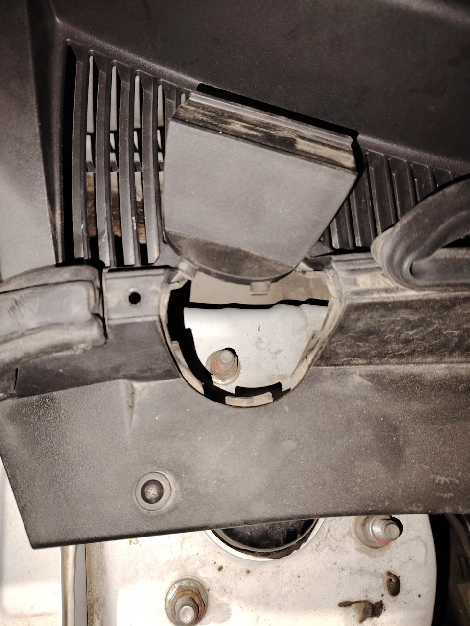 Заглушка легко снимается руками — Chery Tiggo 7