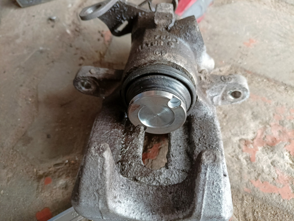 Обслуживание заднего суппорта. Замена заднего ступичного подшипника ...