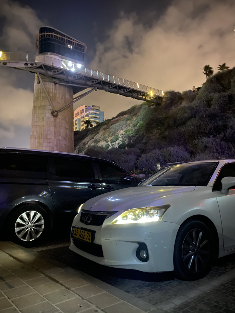 Авто на фоне ночного города — Lexus CT 200h, 1,8 л, 2013 года | фотография  | DRIVE2