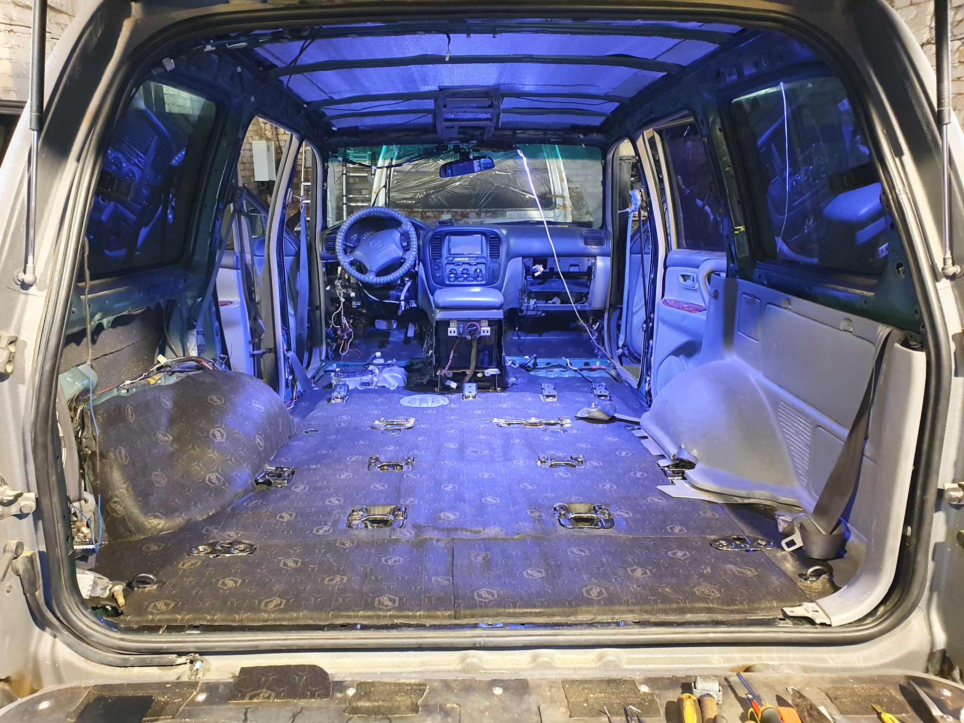 1-0-toyota-land-cruiser-100-4-2-2000
