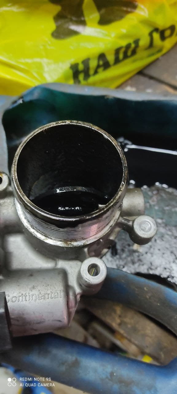 Чистка воздушной заслонки — Volkswagen Tiguan (1G), 2 л, 2011 года ...