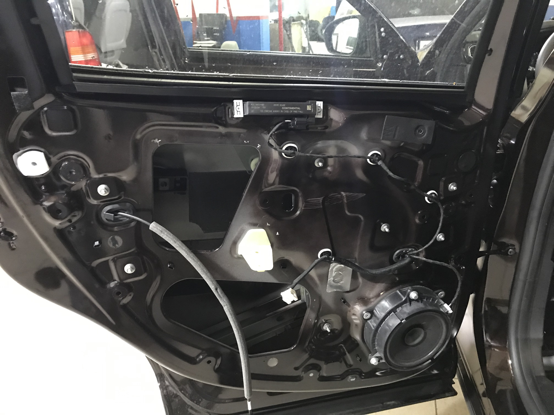 Рено аркана задняя дверь. Аркана двери. Аркана двери. Дверные клепки рено аркана. Обшивка двери рено аркана.