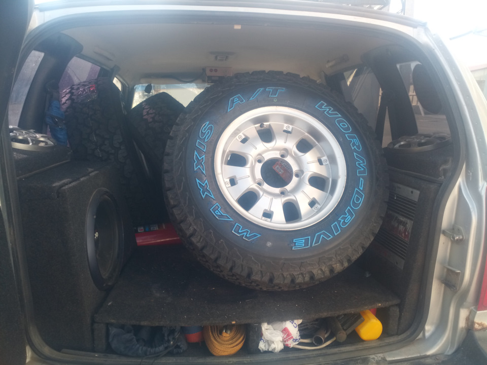 Maxxis на ниву шевроле. PQAAAgMf7 A 960. Maxxis на ниву шевроле фото. Maxxis на ниву шевроле-PQAAAgMf7 A 960. картинка Maxxis на ниву шевроле. картинка PQAAAgMf7 A 960. На пробеге в 100т.км(пробег резины) мои гудричи окончательно потеряли свой эстетический и практический вид.Озадачился я покупкой новой резины.Изначально планировал остаться на гудриче, но ценник кусался.Долгие поиски истины, обсуждения на форумах…И вот возникла идея испытать Maxxis AT980 в размере 235/75/15.Кстати новые диски 7.5j/15/et25 уже ждали своего часа.В общем, как я подумал:-самое сложное кончилось, осталось купить.И тут оказалось не всё так просто.Объездив весь город, все точки продаж выяснилось, что ни в наличии ни на заказ этой резины нет.Но всё решено, значит идём дальше.Как раз наметилась поездка за 200 км в г.Краснодар, вот там я однозначно найду…)))Не тут то было.Та же учесть меня постигла и в Краснодаре, даже на заказ никто не смог найти данной резины.Но я не отступаю от своей цели.Начинаю поиск по России и вот нахожу то, что мне нужно за 1500км.в Нижнем новгороде.Созвонился с продавцом, обговорили условия доставки и вот я вожидании.По истечении 7 дней шины ожидают меня на терминале моего города(отдельная история о том, как тк.Энергия разделила шины и поштучно доставляла из города в город).И вот, наконец закончились мои муки и я еду забирать догожданную резину), сразу захватив с собой диски.