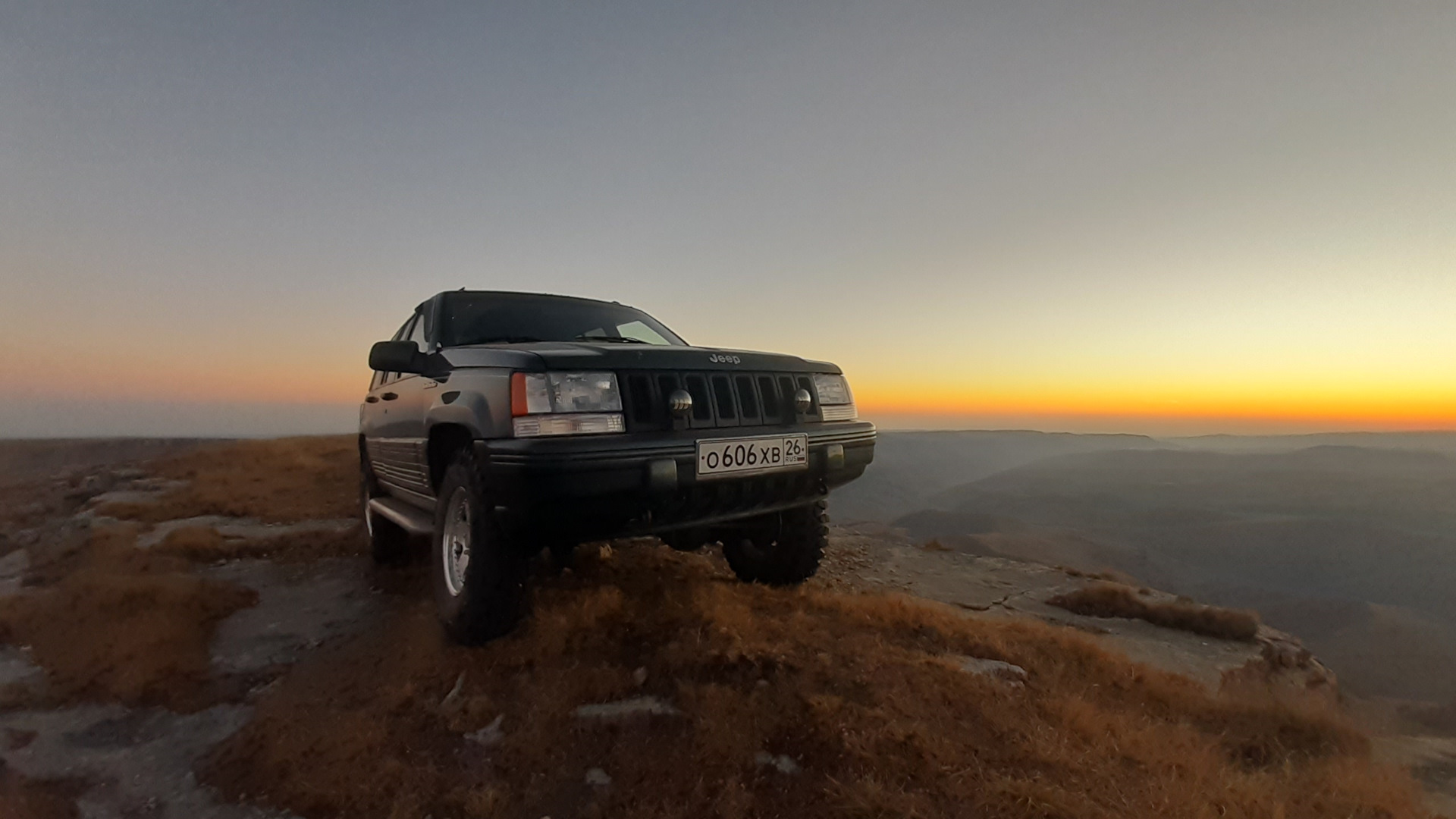 Jeep Grand Cherokee уезжающий вдаль