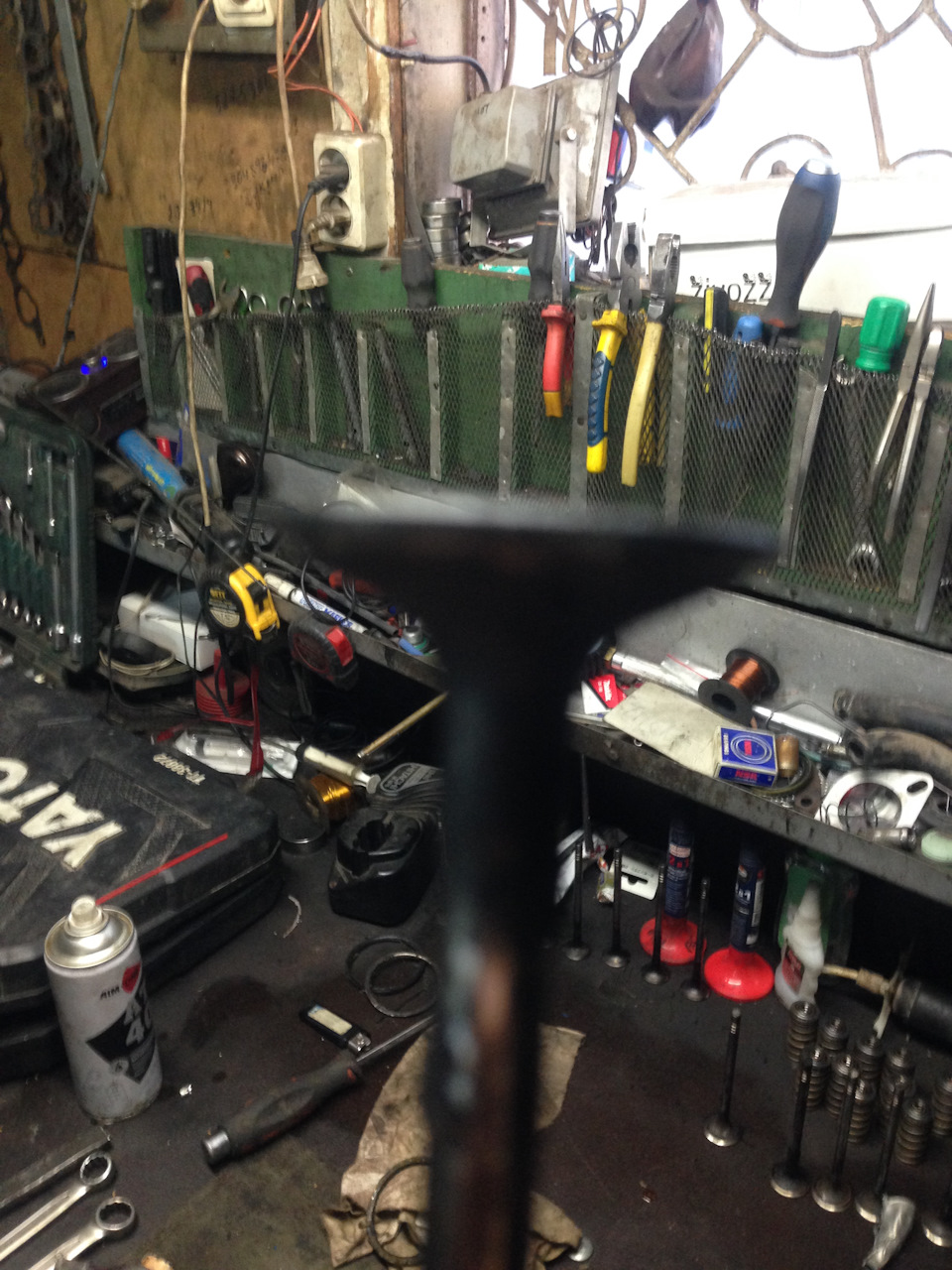 замена впускных и выпускных клапанов — Ford Transit (7G), 2,2 л, 2013 ...