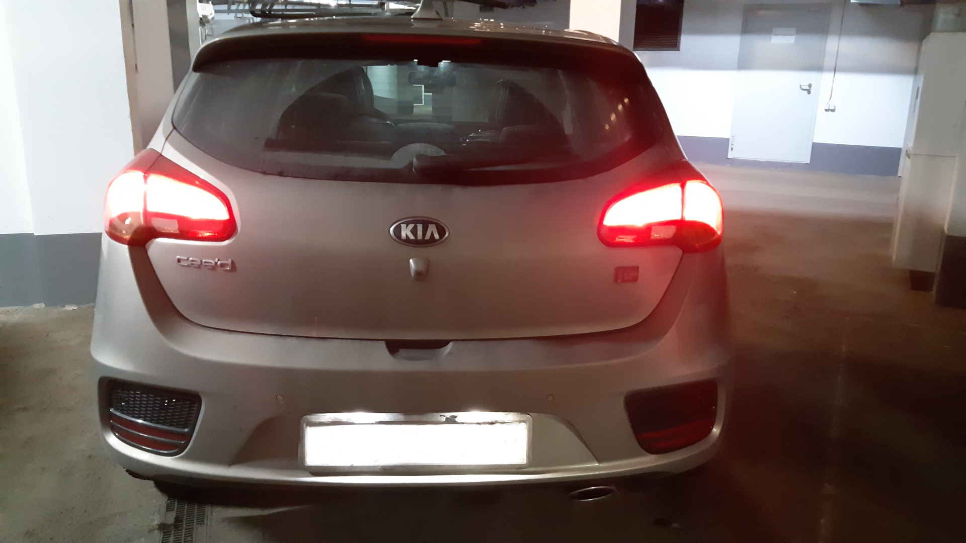 LEDолизация (подсветка номера) ч.4 — KIA Ceed (2G), 1,6 л, 2017 года ...