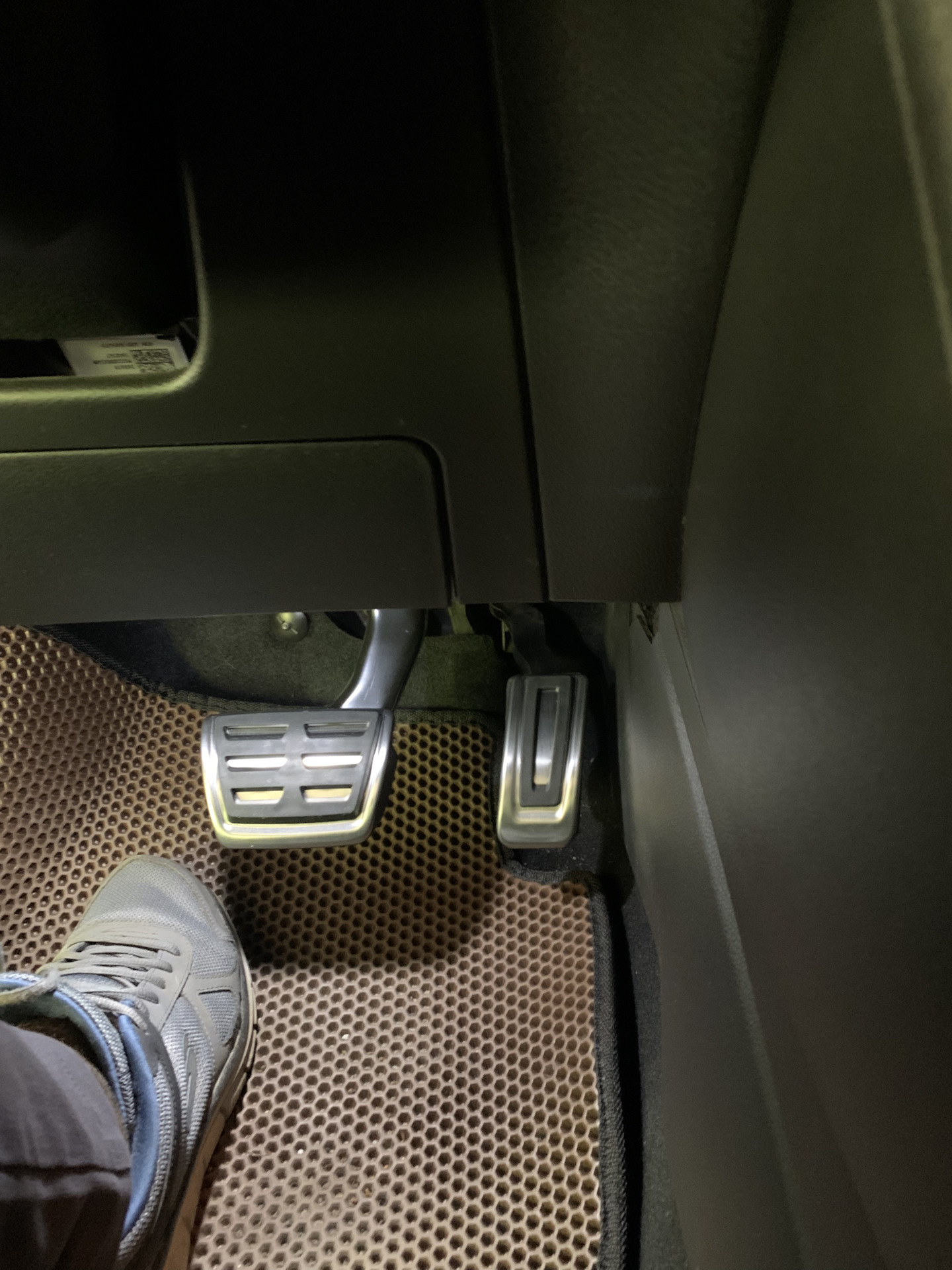 Накладки на педали — Volkswagen Polo Sedan, 1,6 л, 2019 года | тюнинг ...