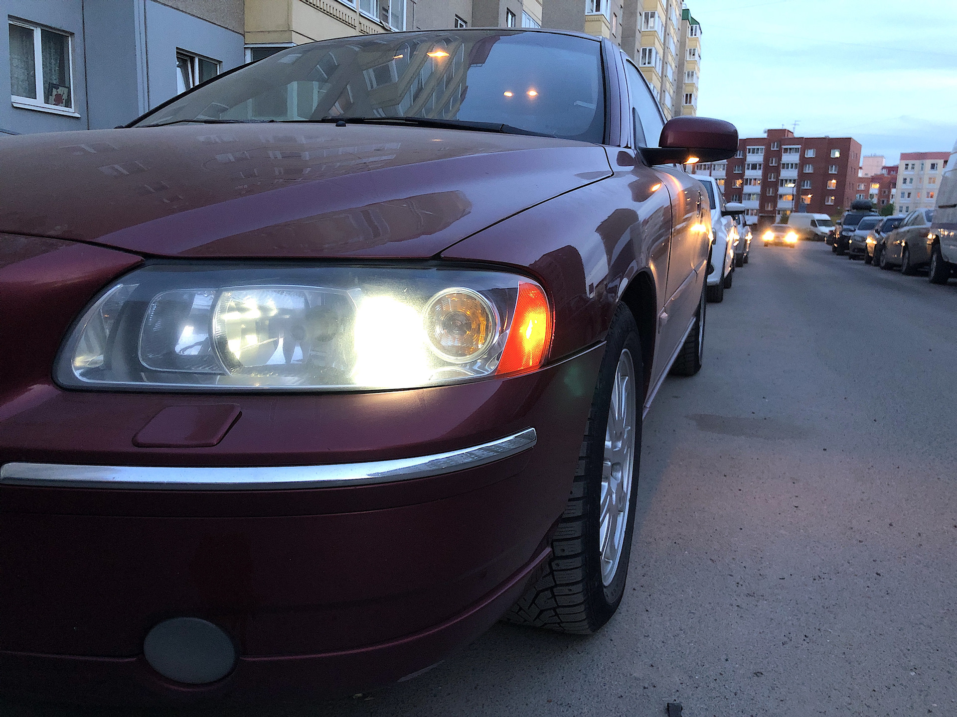 Как легко поменять любые лампочки в фарах. — Volvo S60 (1G), 2,4 л ...