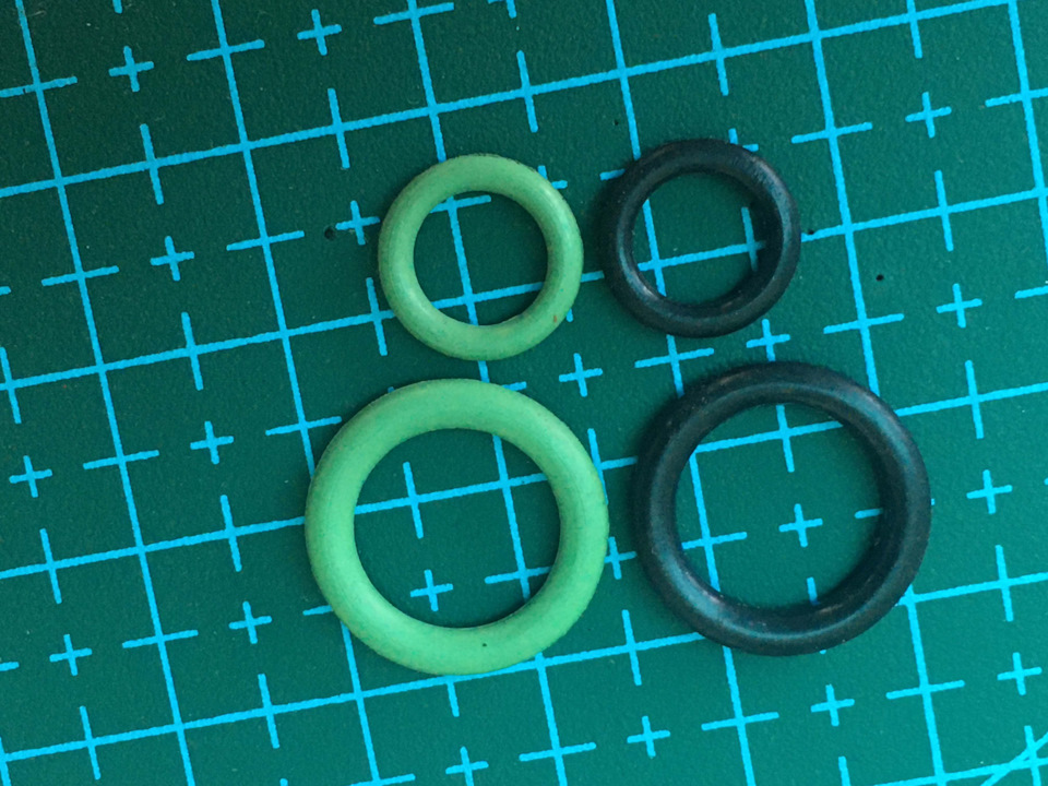 Для сравнения, черные от оригинального радиатора — Mazda 6 (1G) GG