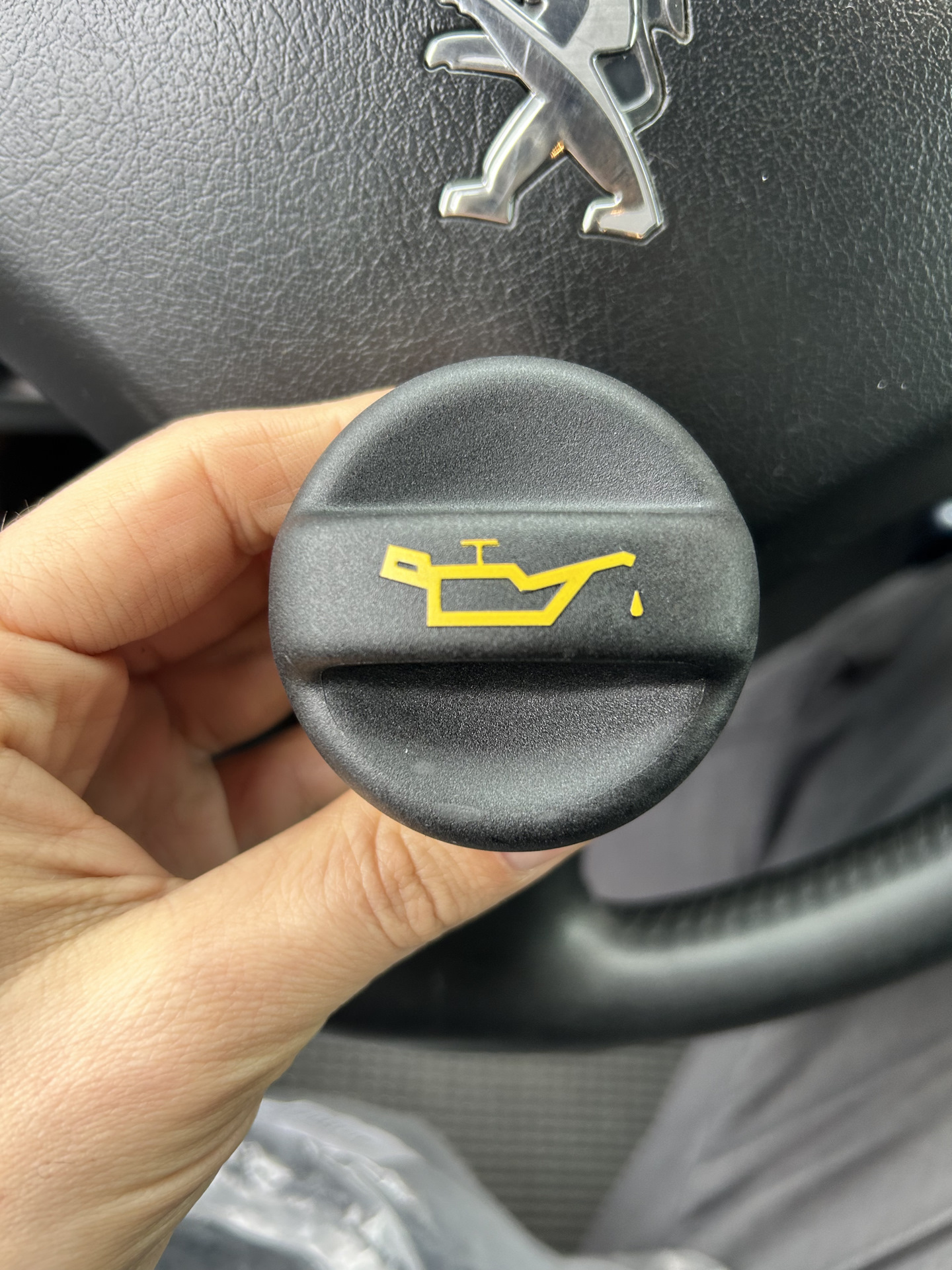 Крышка маслозаливной горловины — Peugeot 408, 1,6 л, 2013 года ...