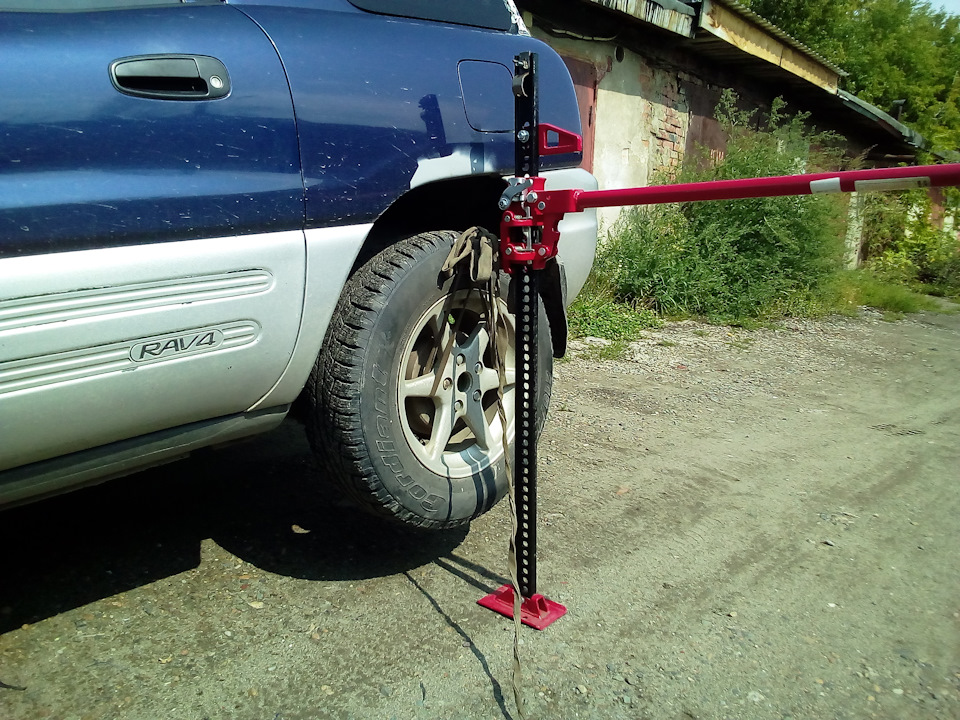 Упор для реечного домкрата в колесо и лопата — Toyota RAV4 (I), 2 л .
