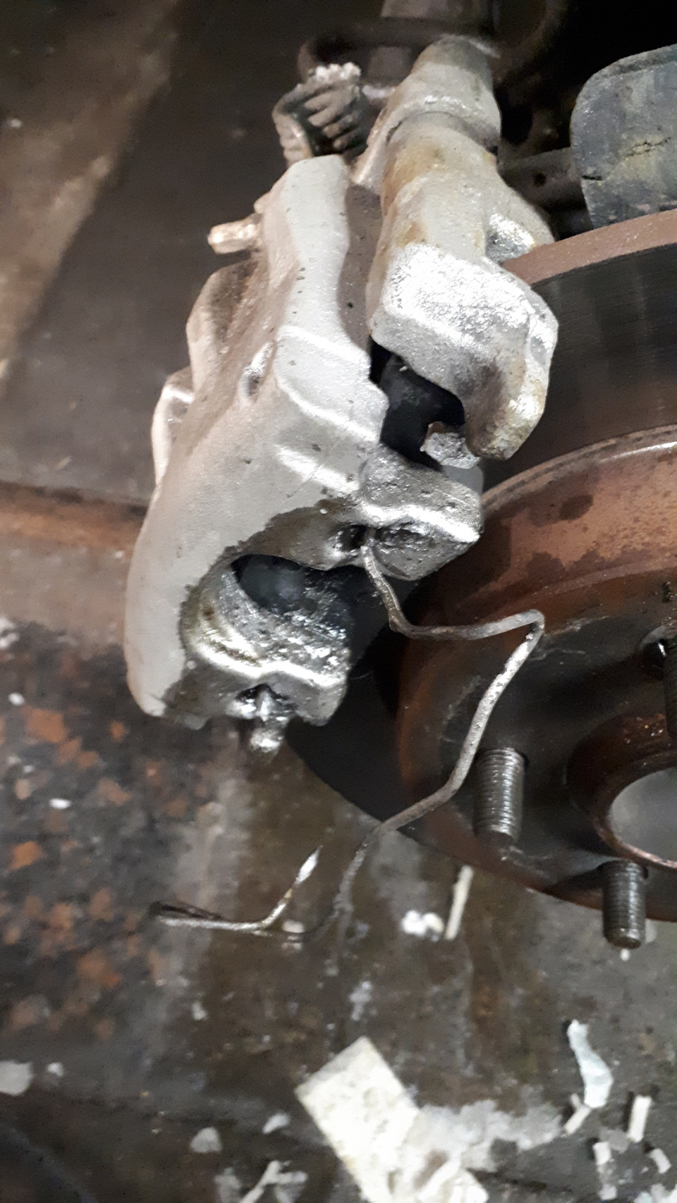 Сломан суппорт. Выкрутить болт суппорта урал 4320. Тормозной суппорт на ваз ока 1111. Сломан суппорт. Ока передние тормоза от 2108.