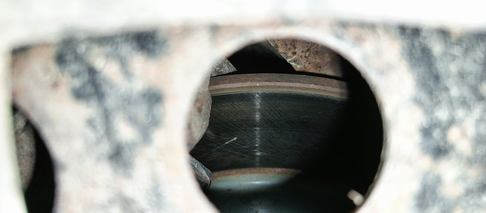 Неравномерный износ (новых)тормозных дисков, колодок. Вибрация при ...