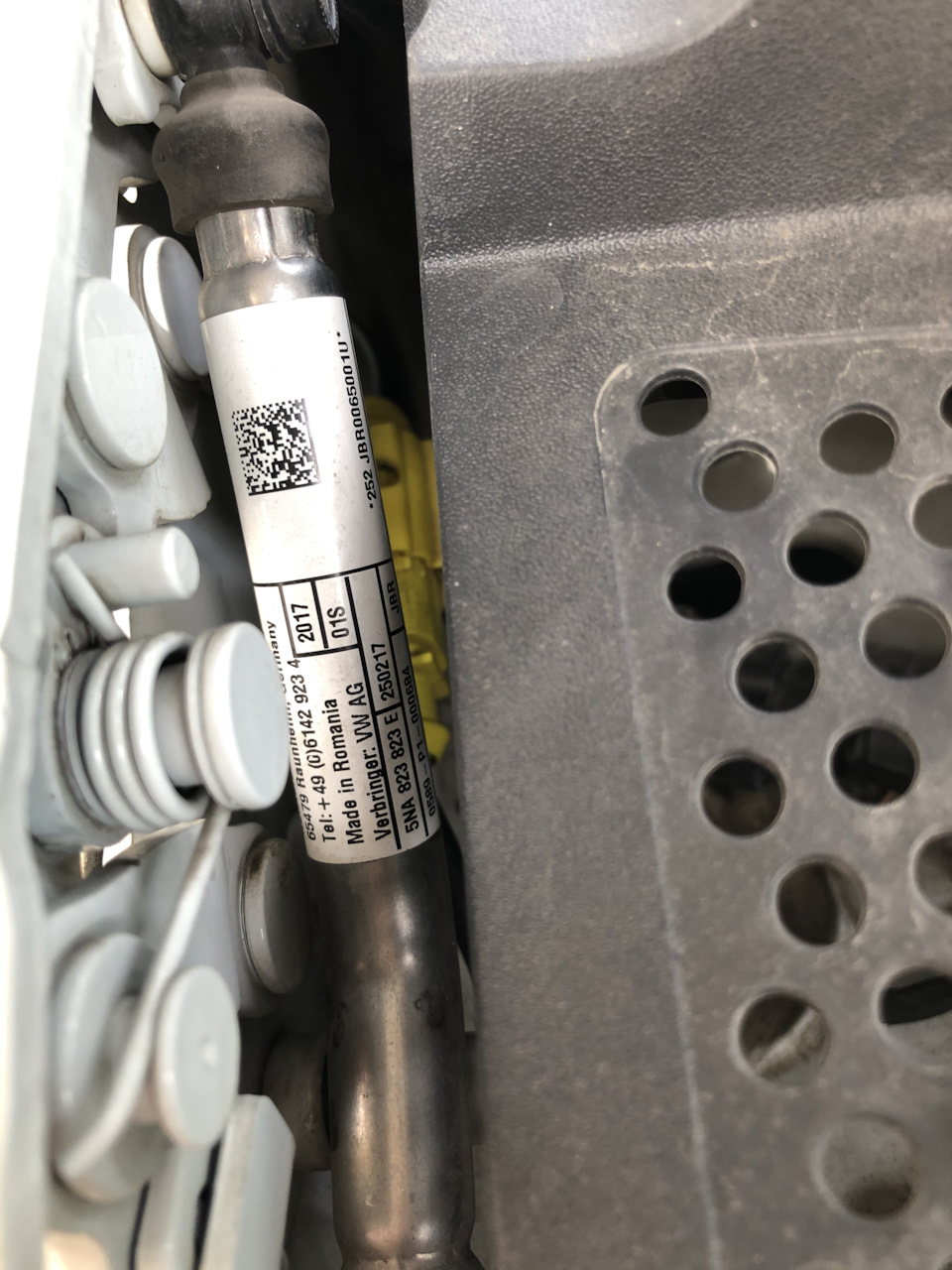 Запчасти на фото: 5NA823823E. Фото в бортжурнале Volkswagen Tiguan (2G)