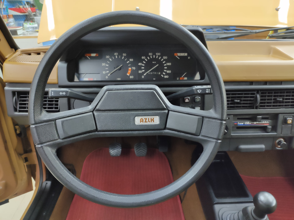 Машина как новая, интерьер март 1987го года. Черный низ панели приборов, черный руль. Обычно они темно коричневые, здесь скорее всего проблема в освоении цветного пластикового литья, поэтому пока все черное — Москвич Святогор