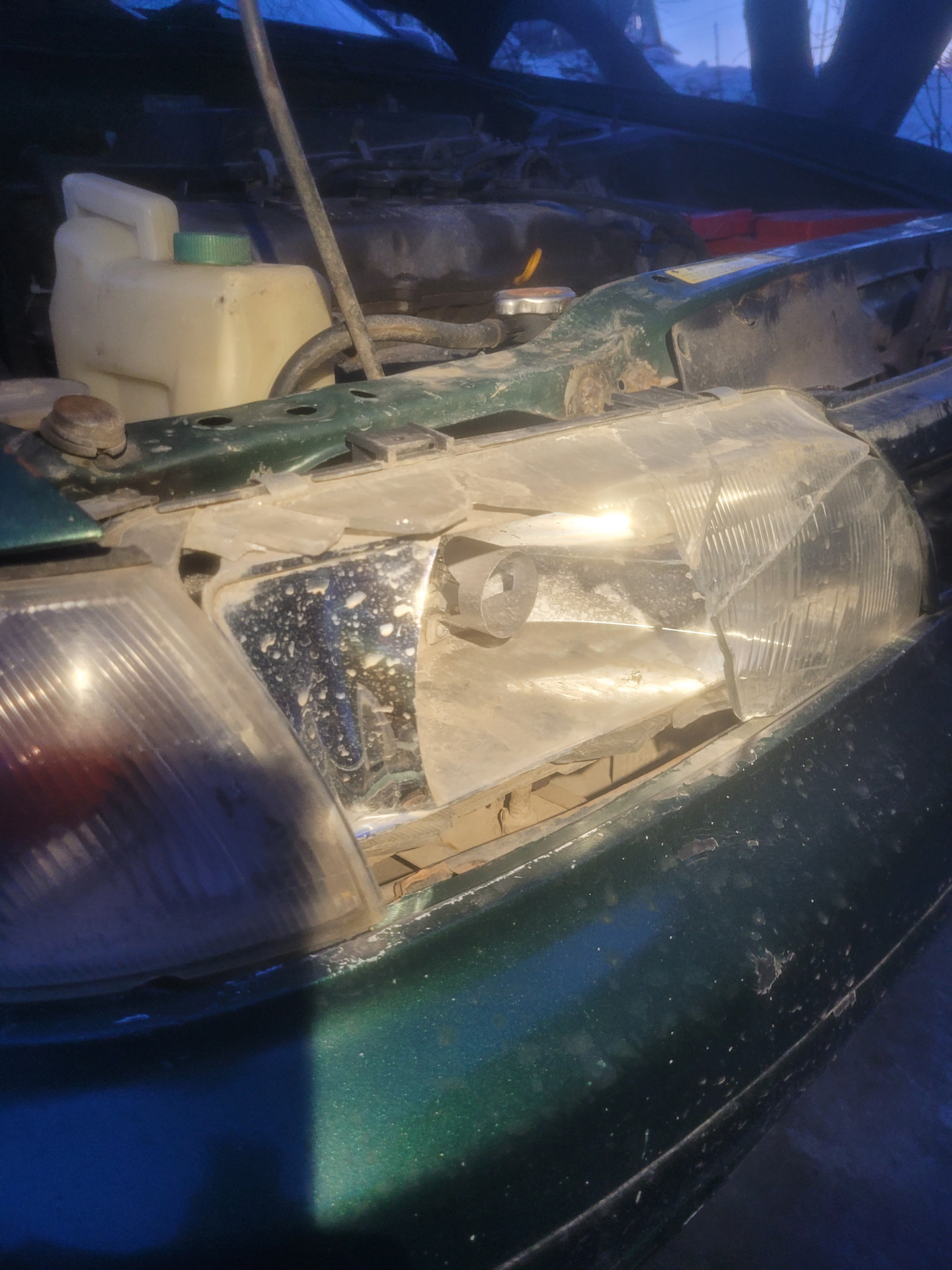 Авария зимой на трассе ночью. Ваз 2107 зима в кювете. Разбитые окна. Ночь тольятти фото с авто. Разбитая ваз 2110 ночью летом.