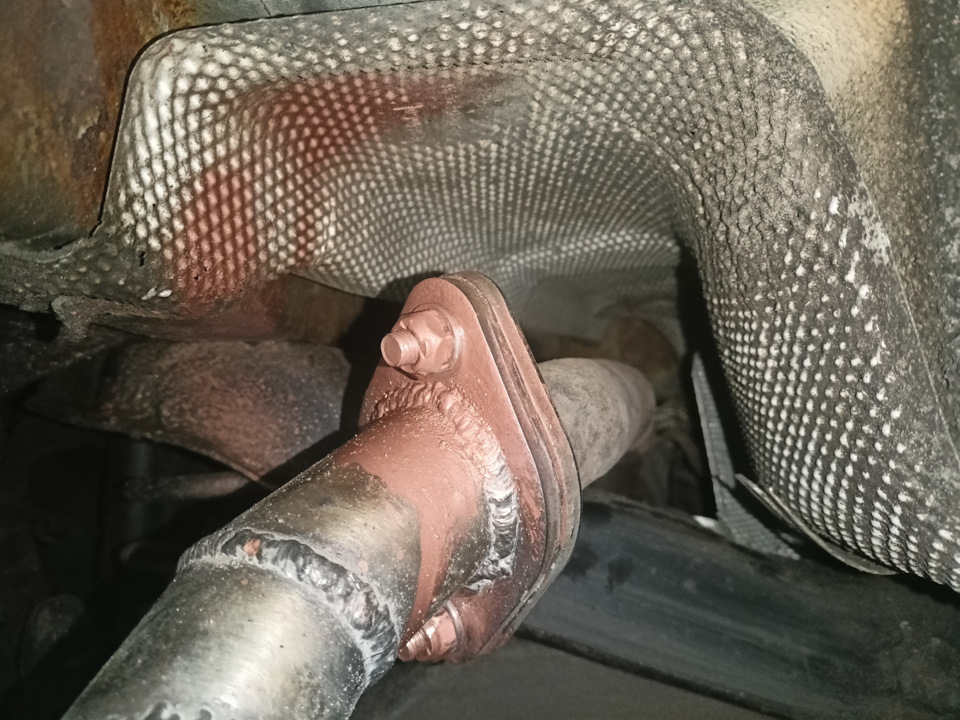 Фланцы, гайки омеднённые как на выпускном коллекторе, думаю проблем не будет с откручиваем. — Ford Focus Hatchback II