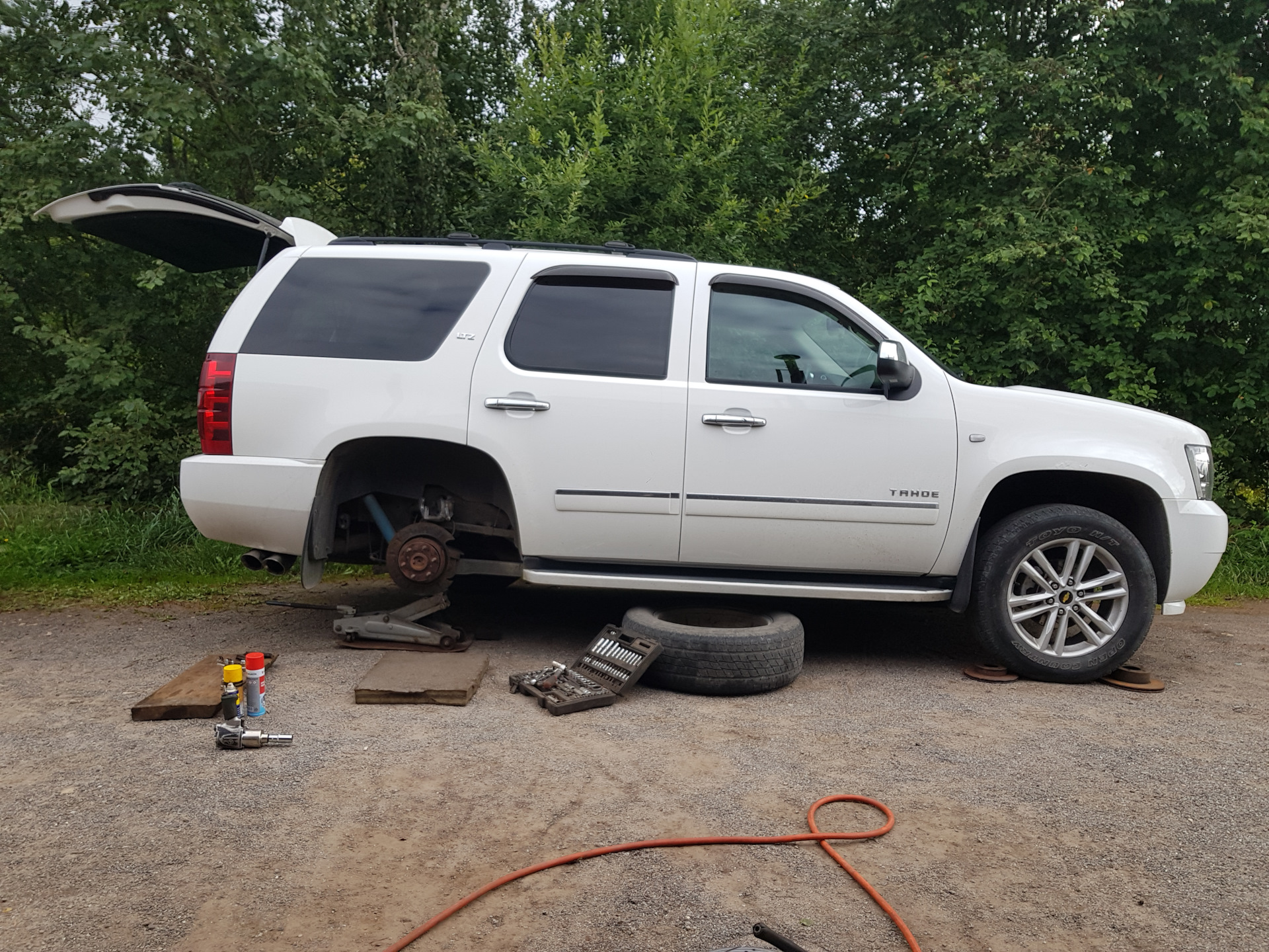 Chevrolet Tahoe на гусеницах