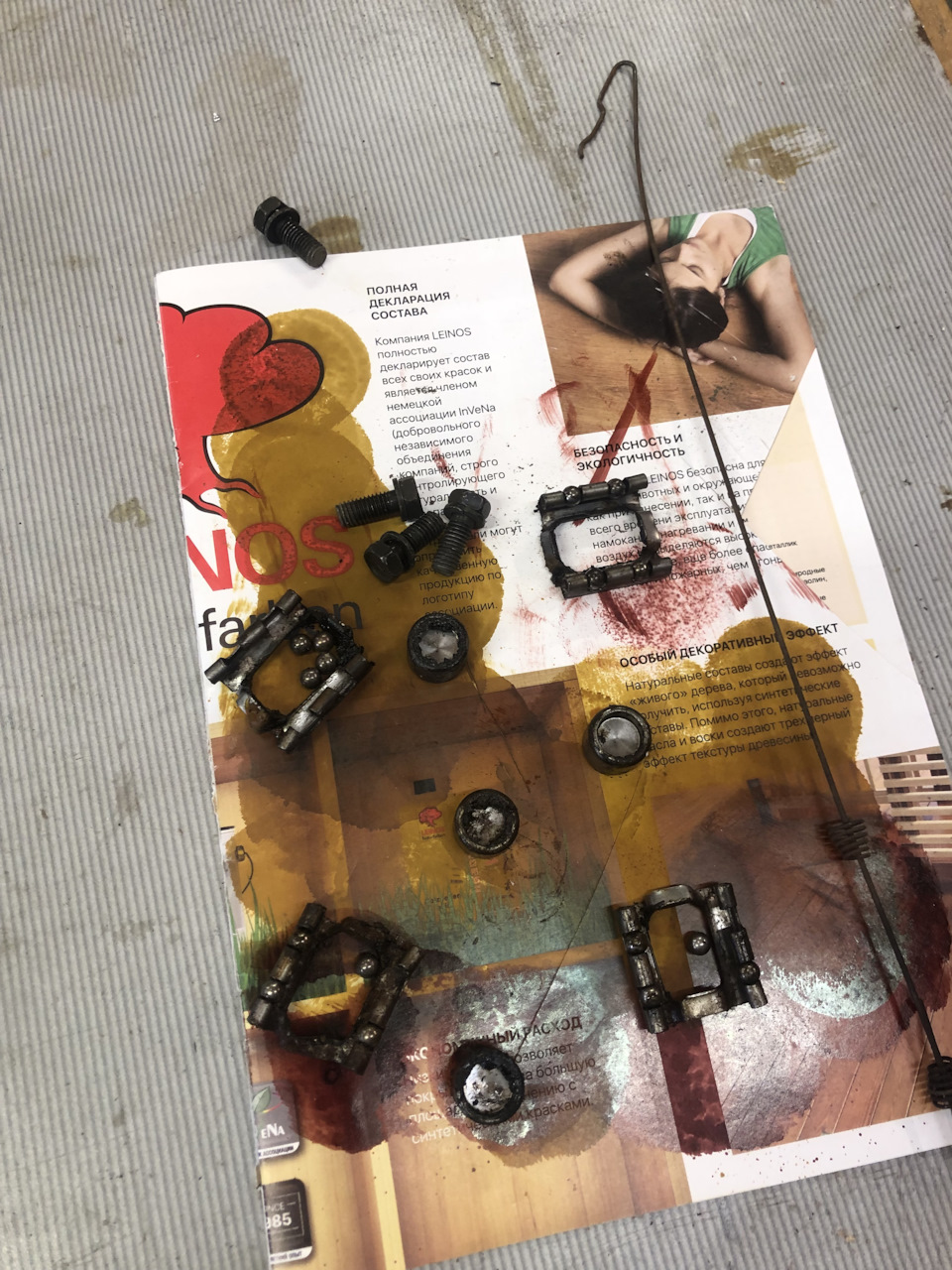 оправки роликов деформированы, видимо кто-то очень старался уехать на стуле отдельно от кузова — Toyota Crown (S120)