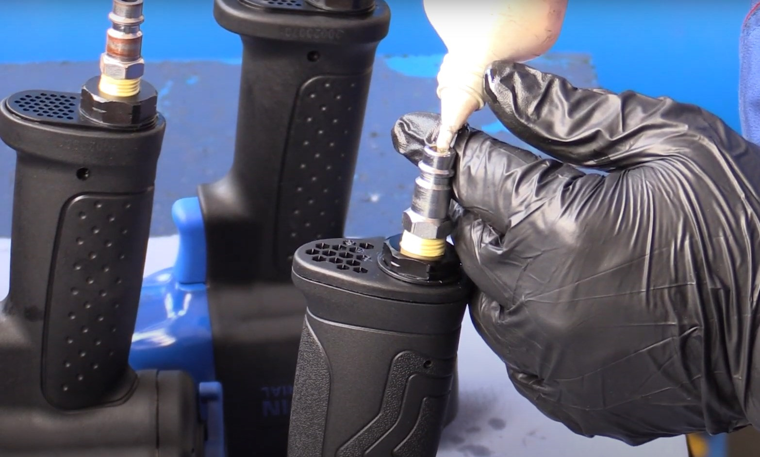 Как смазать воздушный. Прикипевшие гайки wd-40. 25044 liqui moly. Как смазать воздушный. Смазка для кулера.